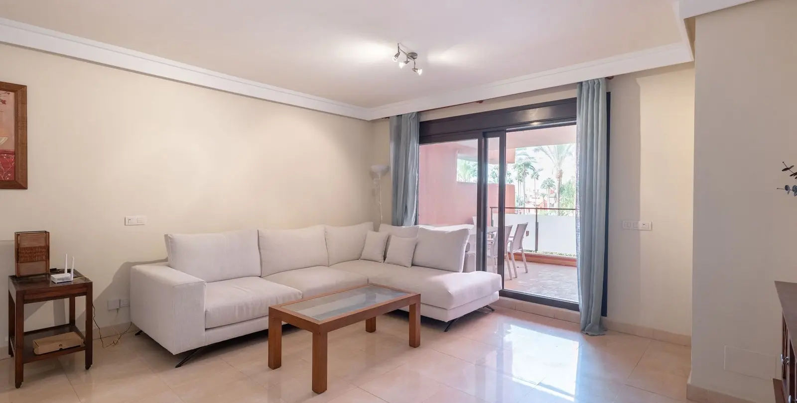 Venta de apartamento en planta media en New Golden Mile 5