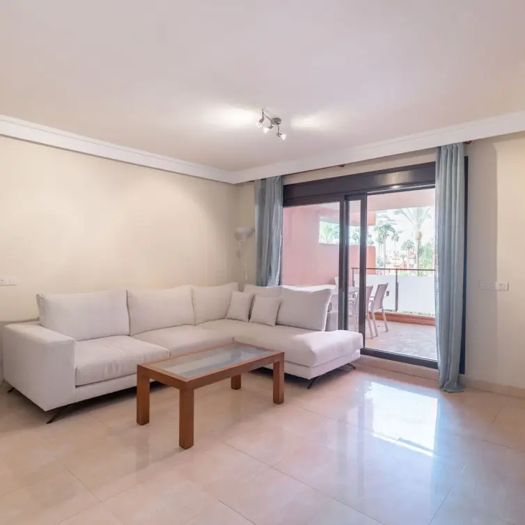Venta de apartamento en planta media en New Golden Mile