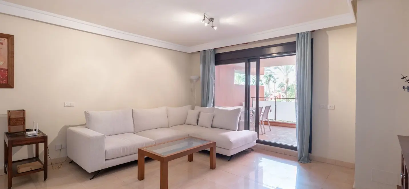 Venta de apartamento en planta media en New Golden Mile 4