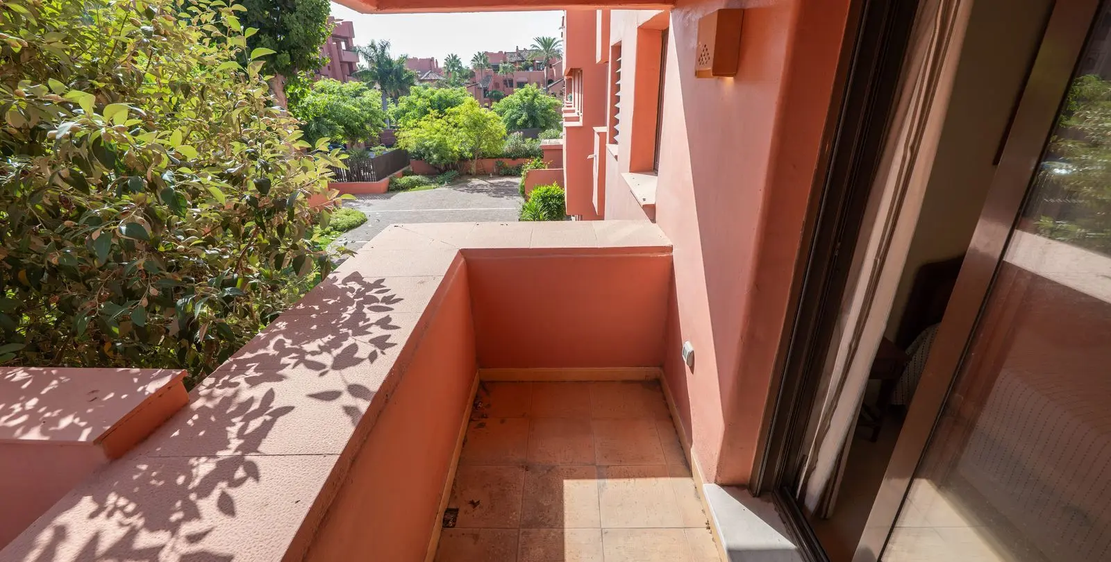 Venta de apartamento en planta media en New Golden Mile 10