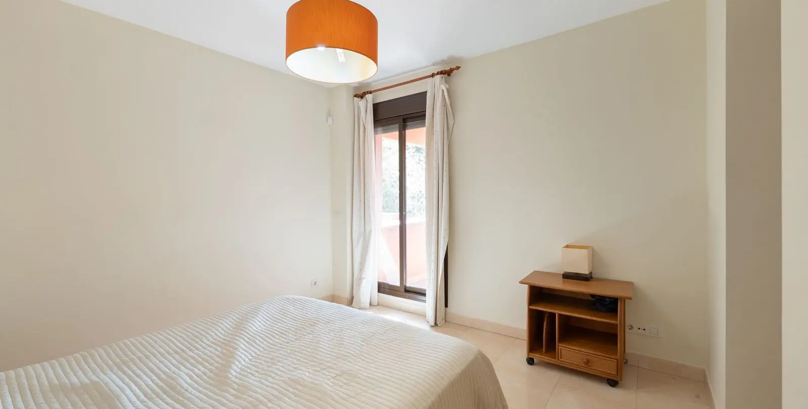 Venta de apartamento en planta media en New Golden Mile 12