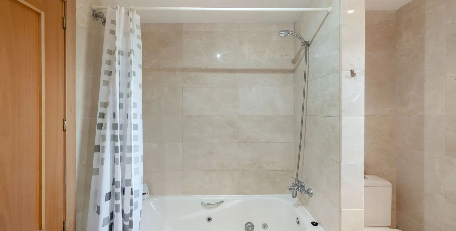 Venta de apartamento en planta media en New Golden Mile 14