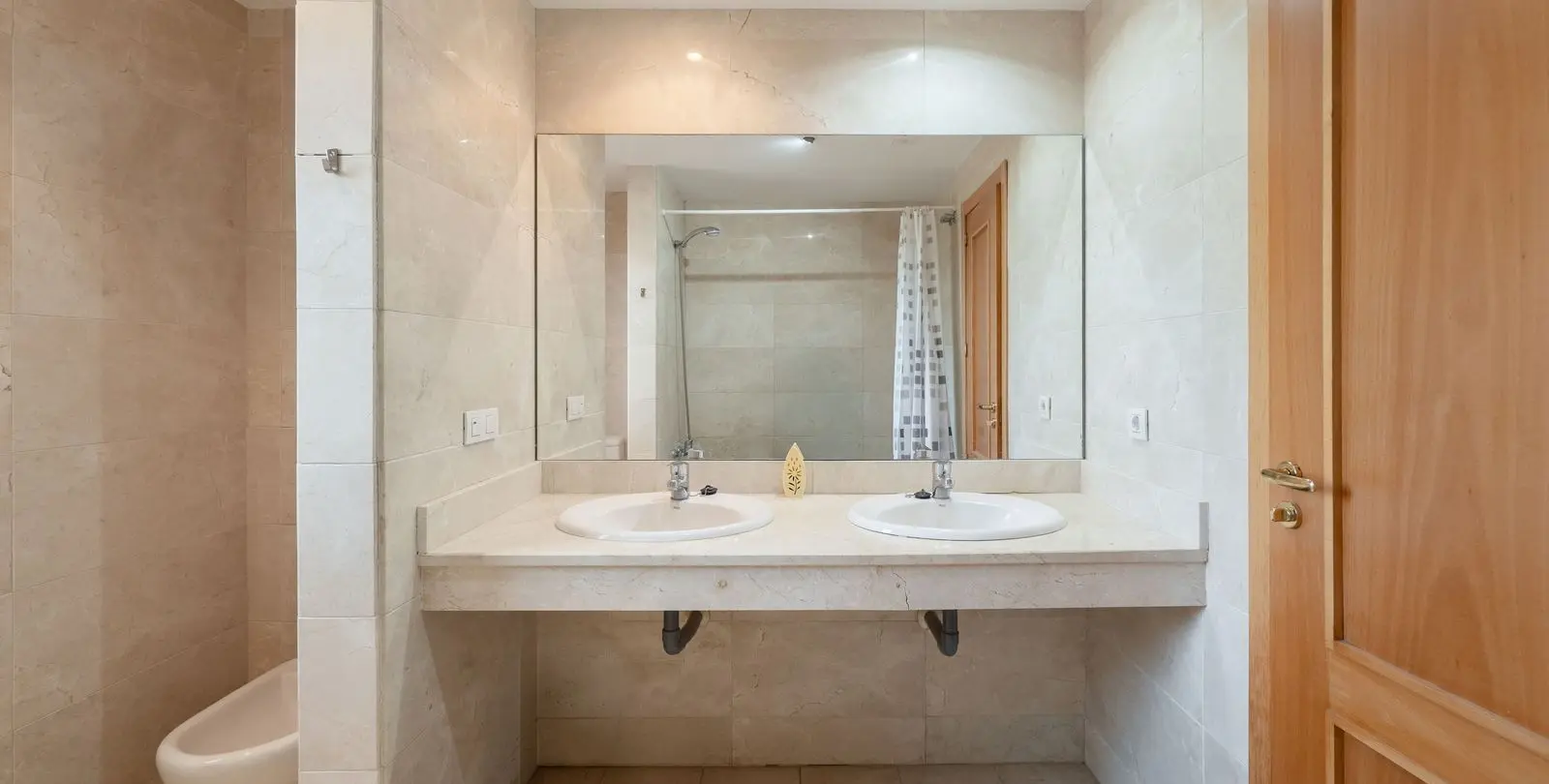 Venta de apartamento en planta media en New Golden Mile 15