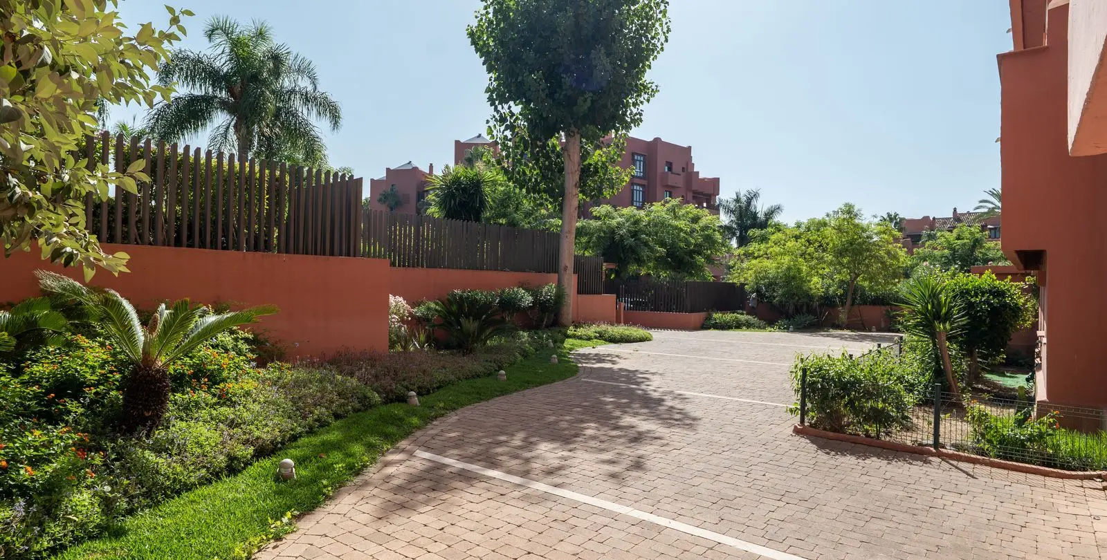 Venta de apartamento en planta media en New Golden Mile 18