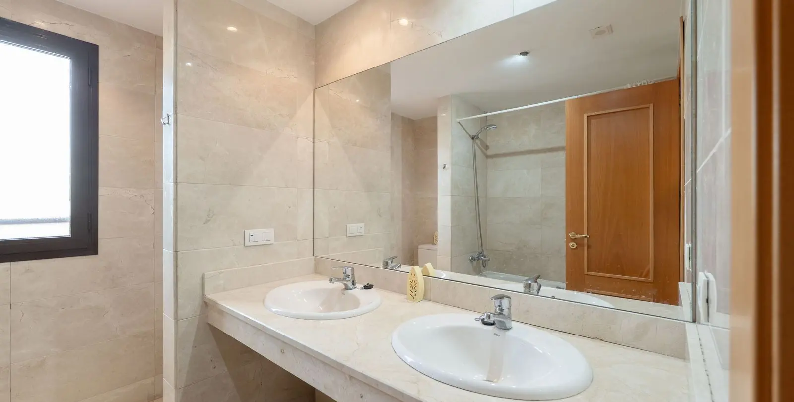 Продажа апартаментов на среднем этаже в New Golden Mile 13