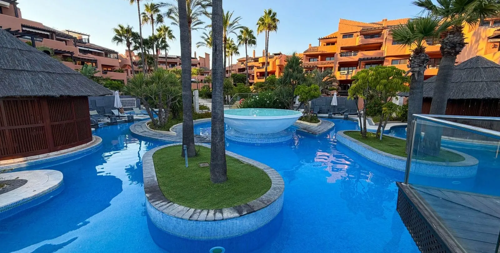Venta de apartamento en planta media en New Golden Mile 1
