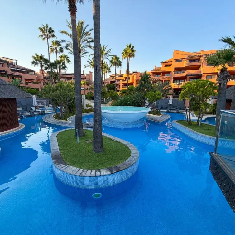 Venta de apartamento en planta media en New Golden Mile