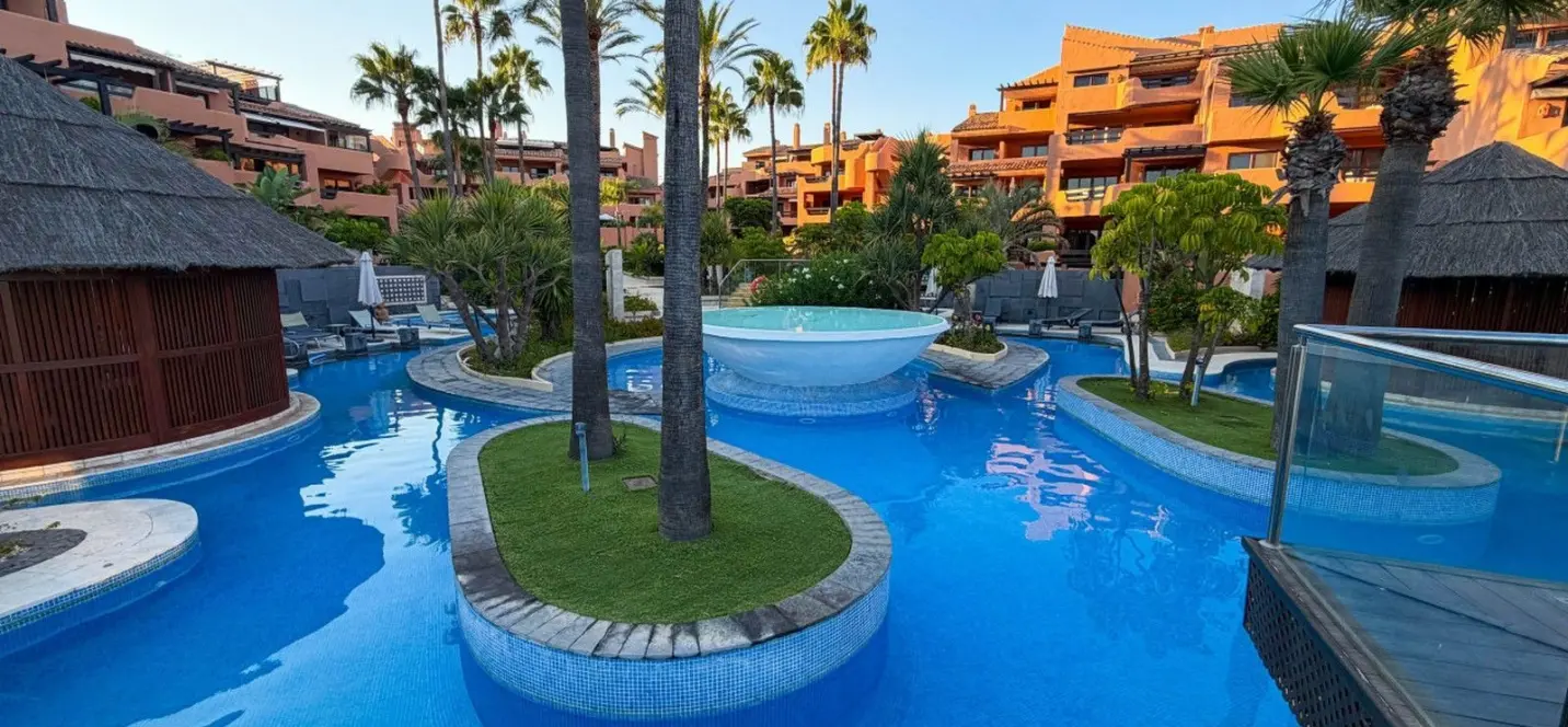 Venta de apartamento en planta media en New Golden Mile 0