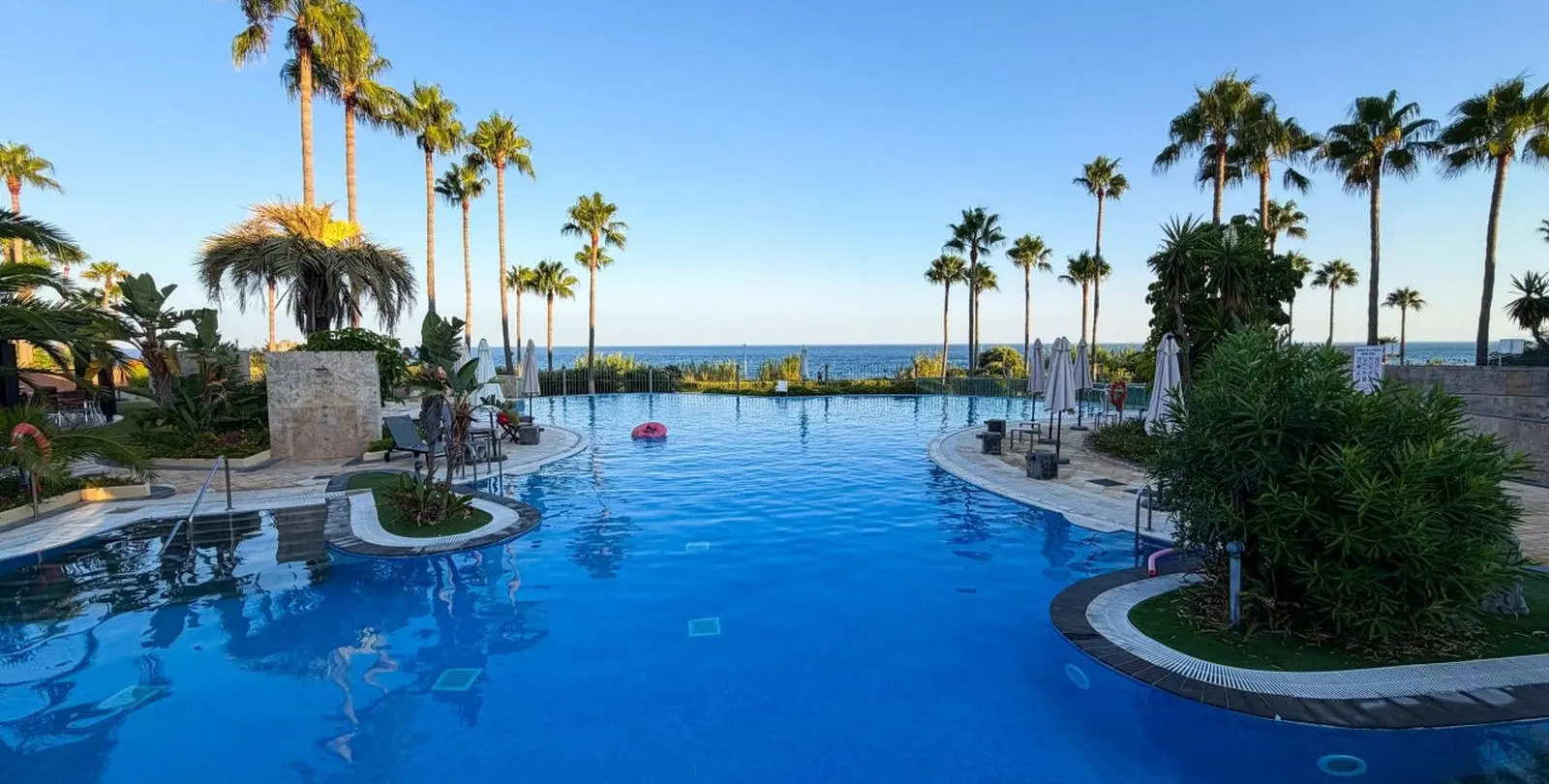 Venta de apartamento en planta media en New Golden Mile 2