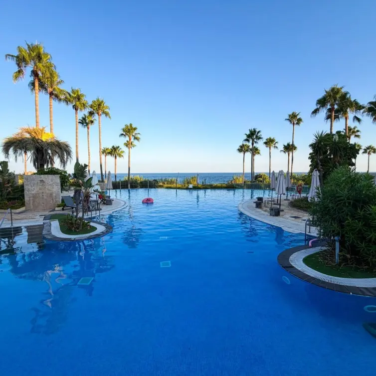 Venta de apartamento en planta media en New Golden Mile