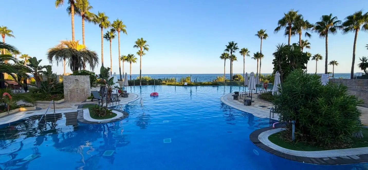 Venta de apartamento en planta media en New Golden Mile 1