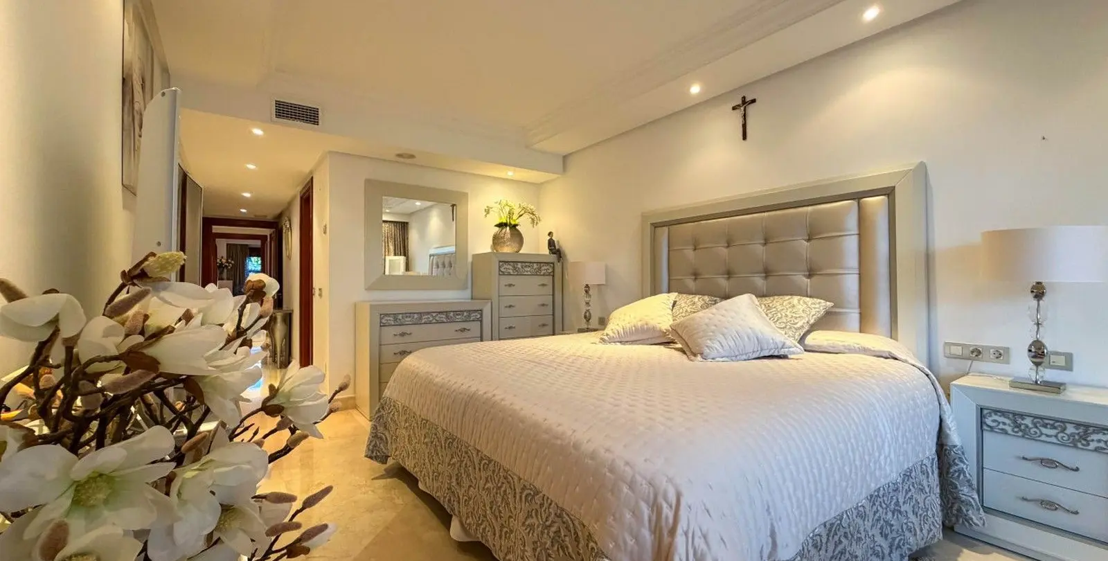 Venta de apartamento en planta media en New Golden Mile 3