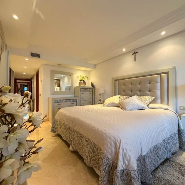 Venta de apartamento en planta media en New Golden Mile