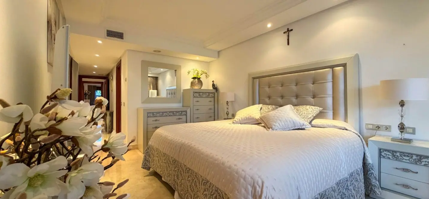 Venta de apartamento en planta media en New Golden Mile 2