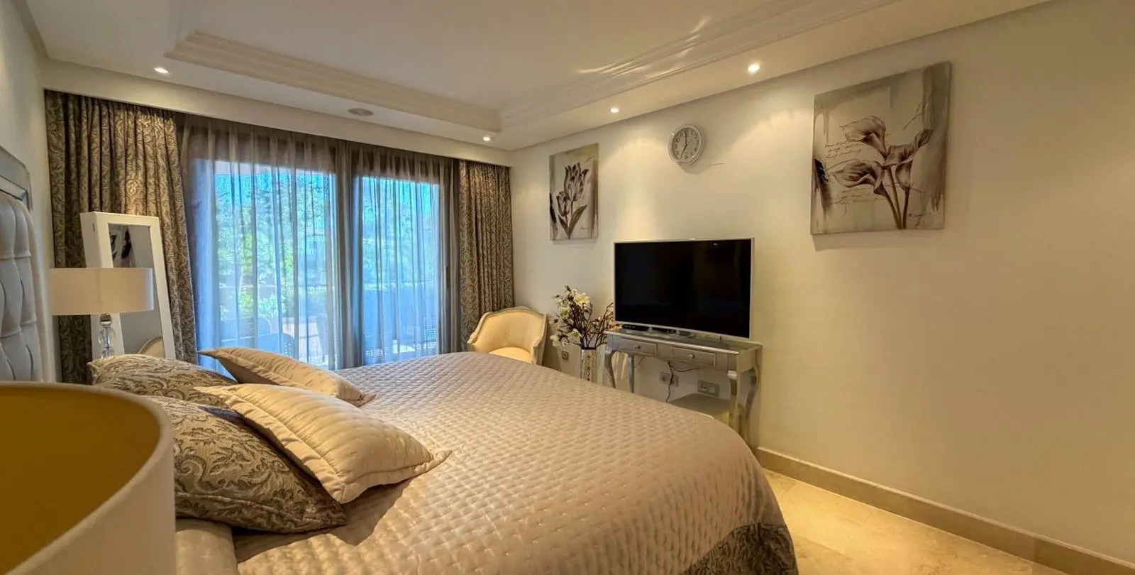 Venta de apartamento en planta media en New Golden Mile 4