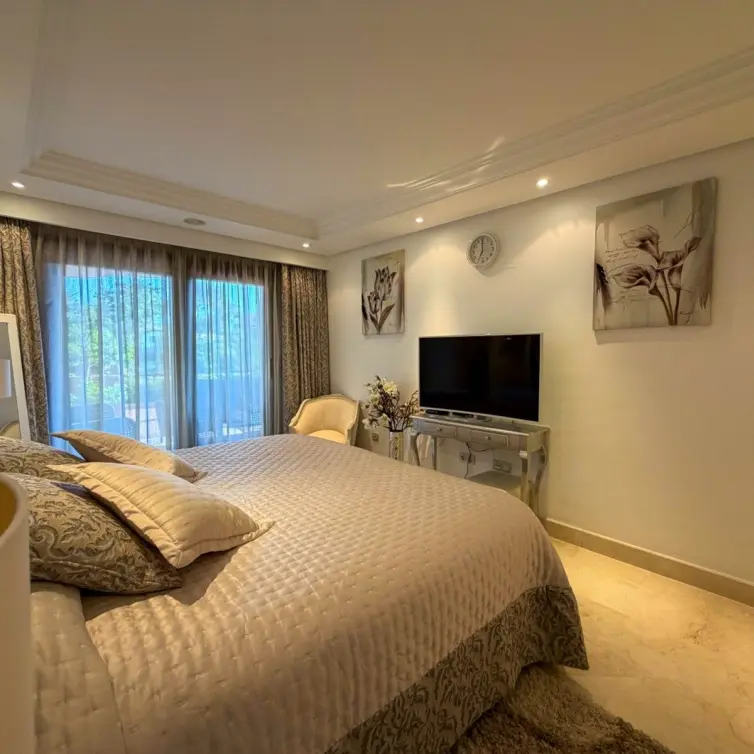 Venta de apartamento en planta media en New Golden Mile