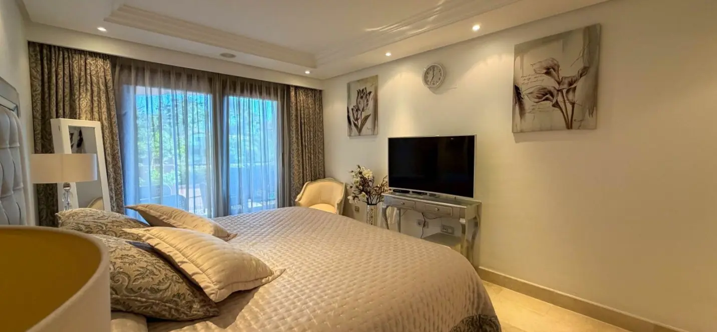 Venta de apartamento en planta media en New Golden Mile 3