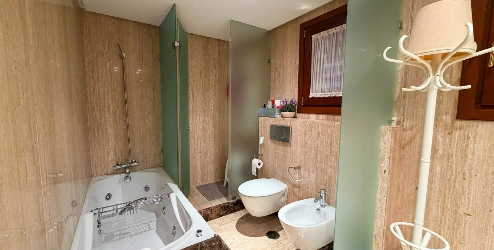 Venta de apartamento en planta media en New Golden Mile 5