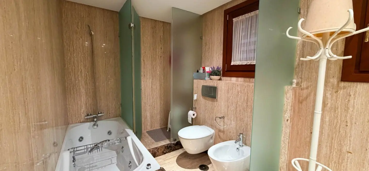 Venta de apartamento en planta media en New Golden Mile 4