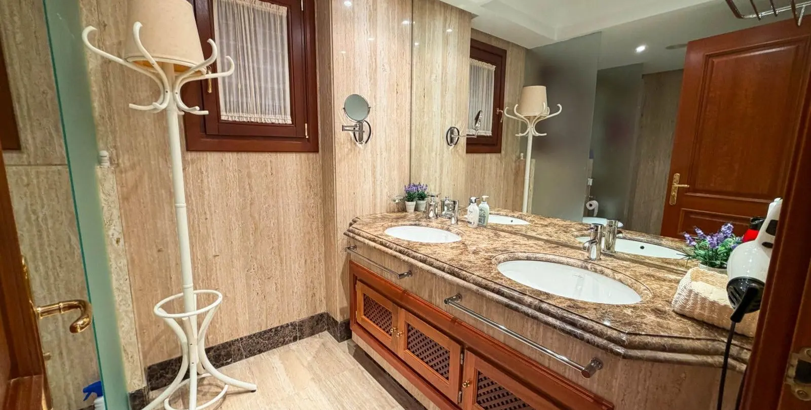 Venta de apartamento en planta media en New Golden Mile 6