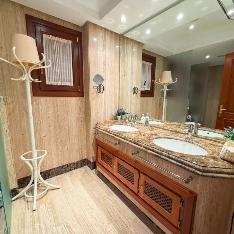 Venta de apartamento en planta media en New Golden Mile