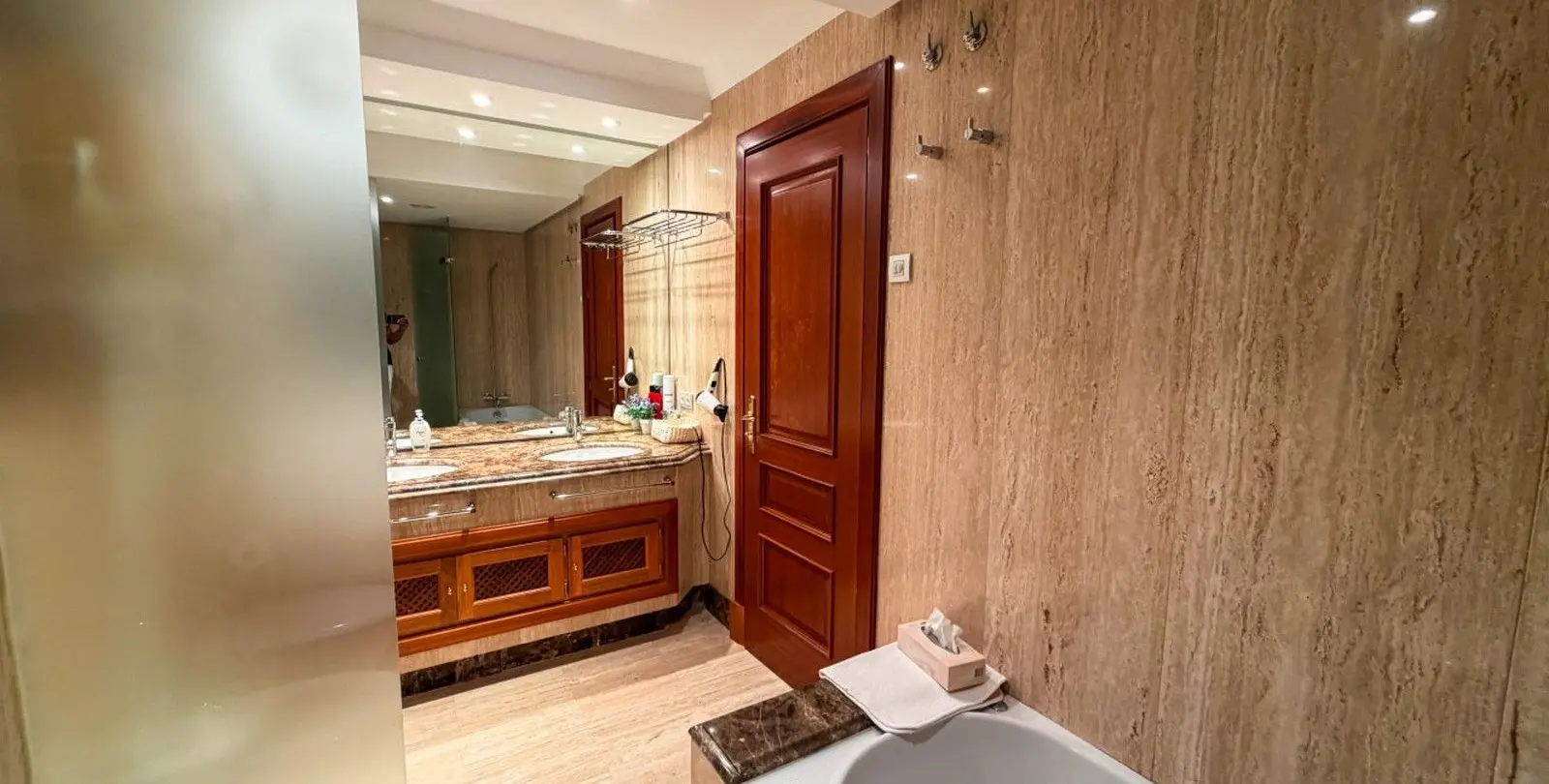 Venta de apartamento en planta media en New Golden Mile 7