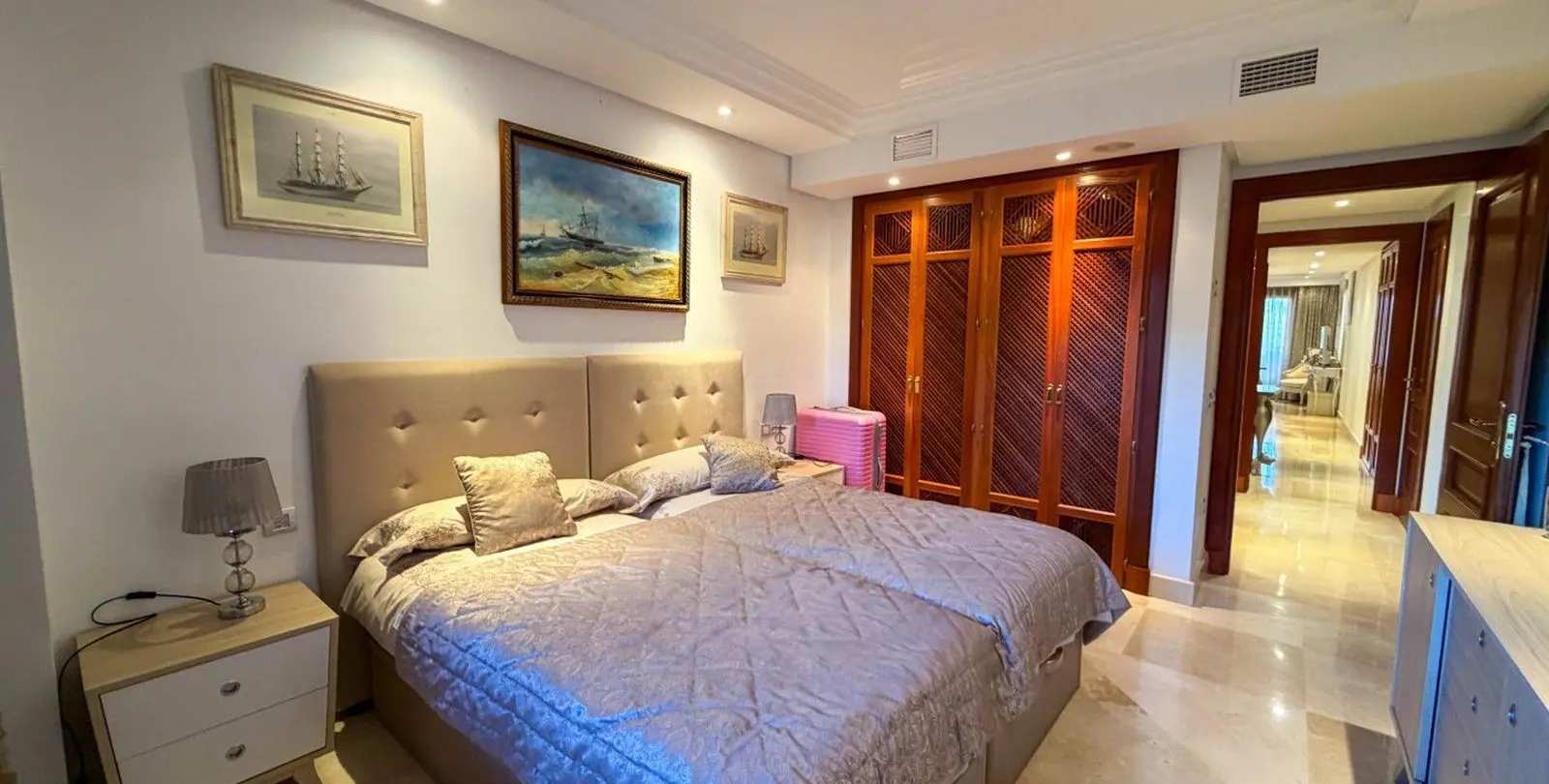 Venta de apartamento en planta media en New Golden Mile 8
