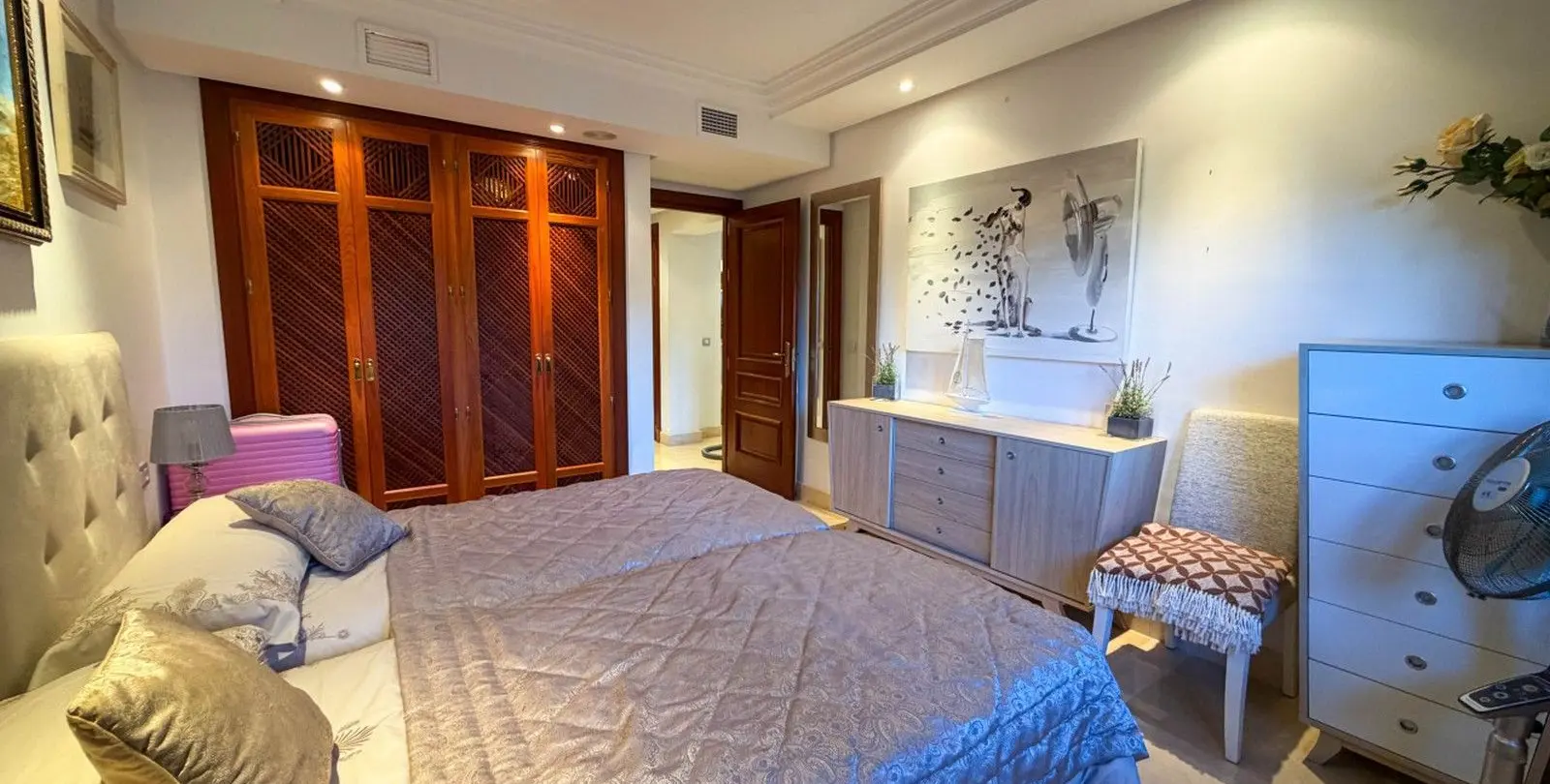 Venta de apartamento en planta media en New Golden Mile 10