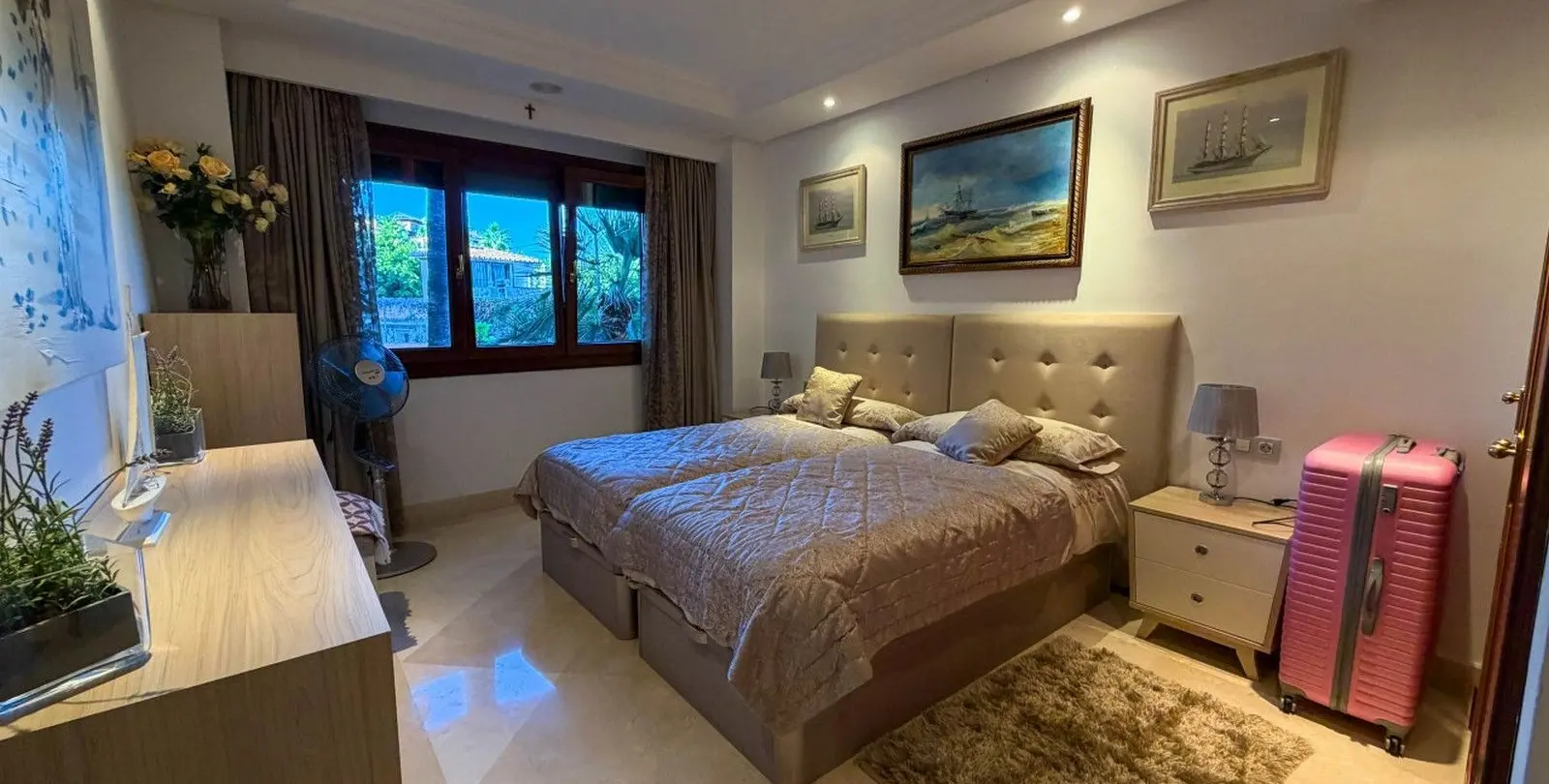 Venta de apartamento en planta media en New Golden Mile 11