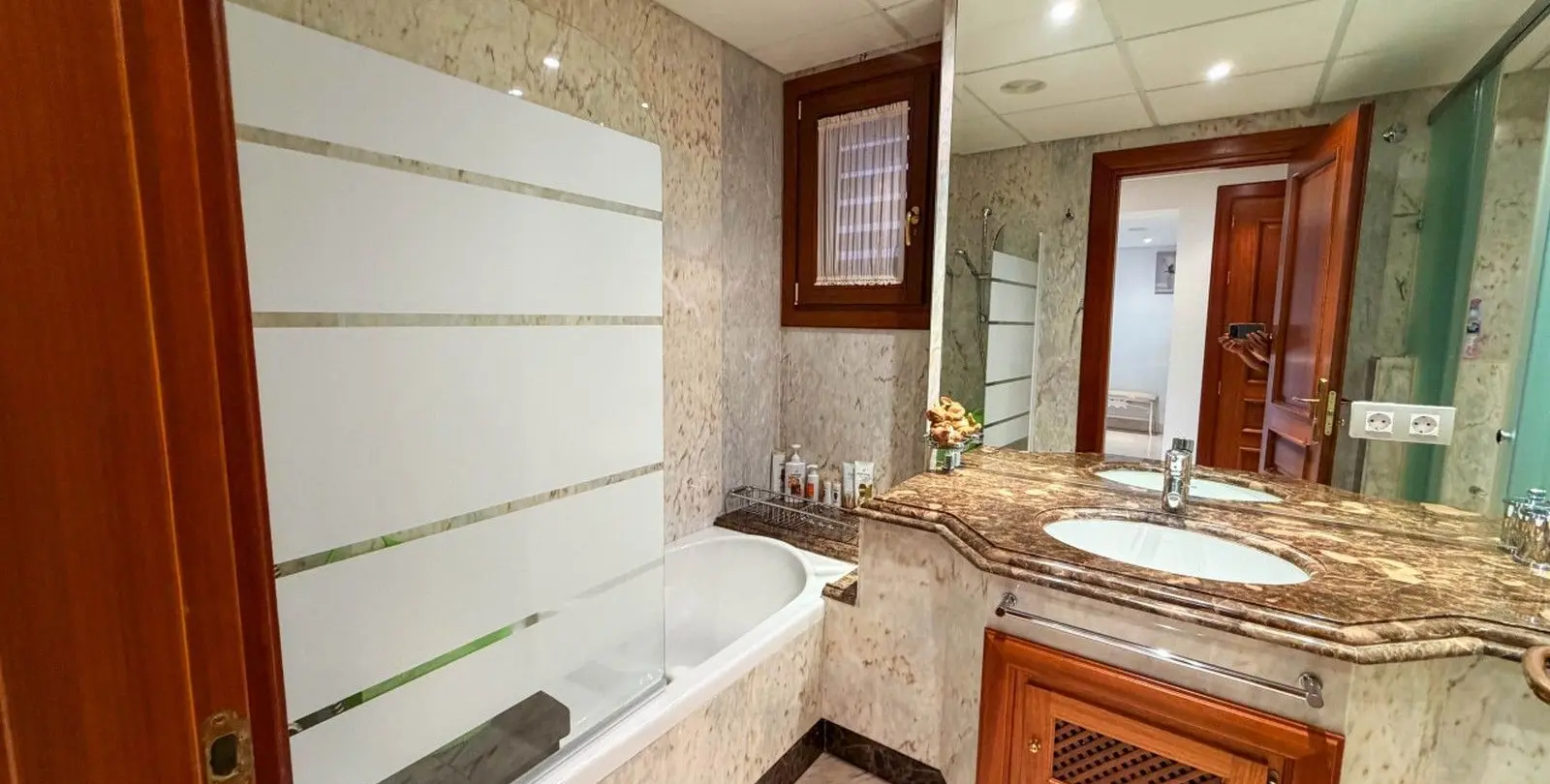 Venta de apartamento en planta media en New Golden Mile 12
