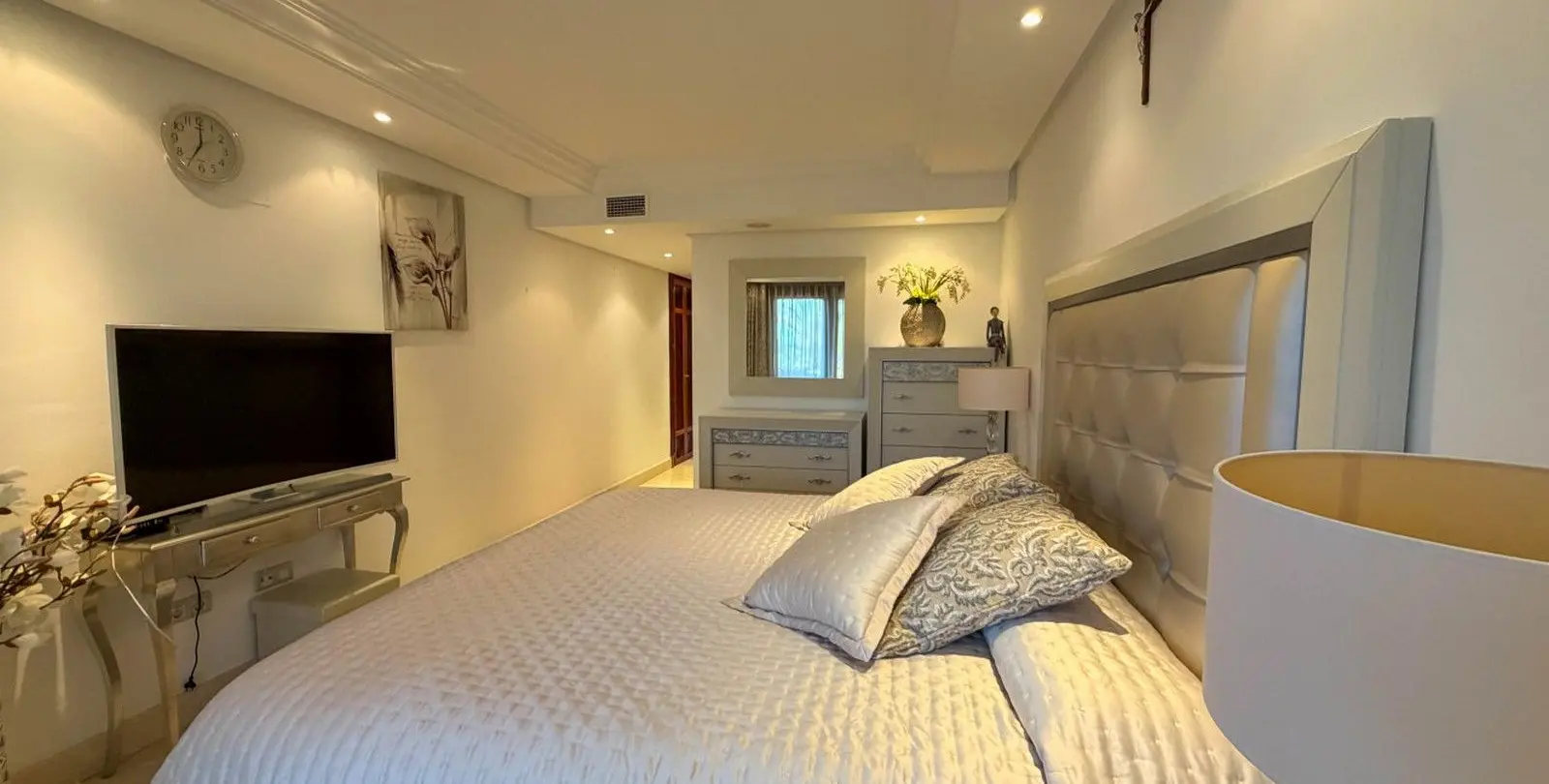 Venta de apartamento en planta media en New Golden Mile 13
