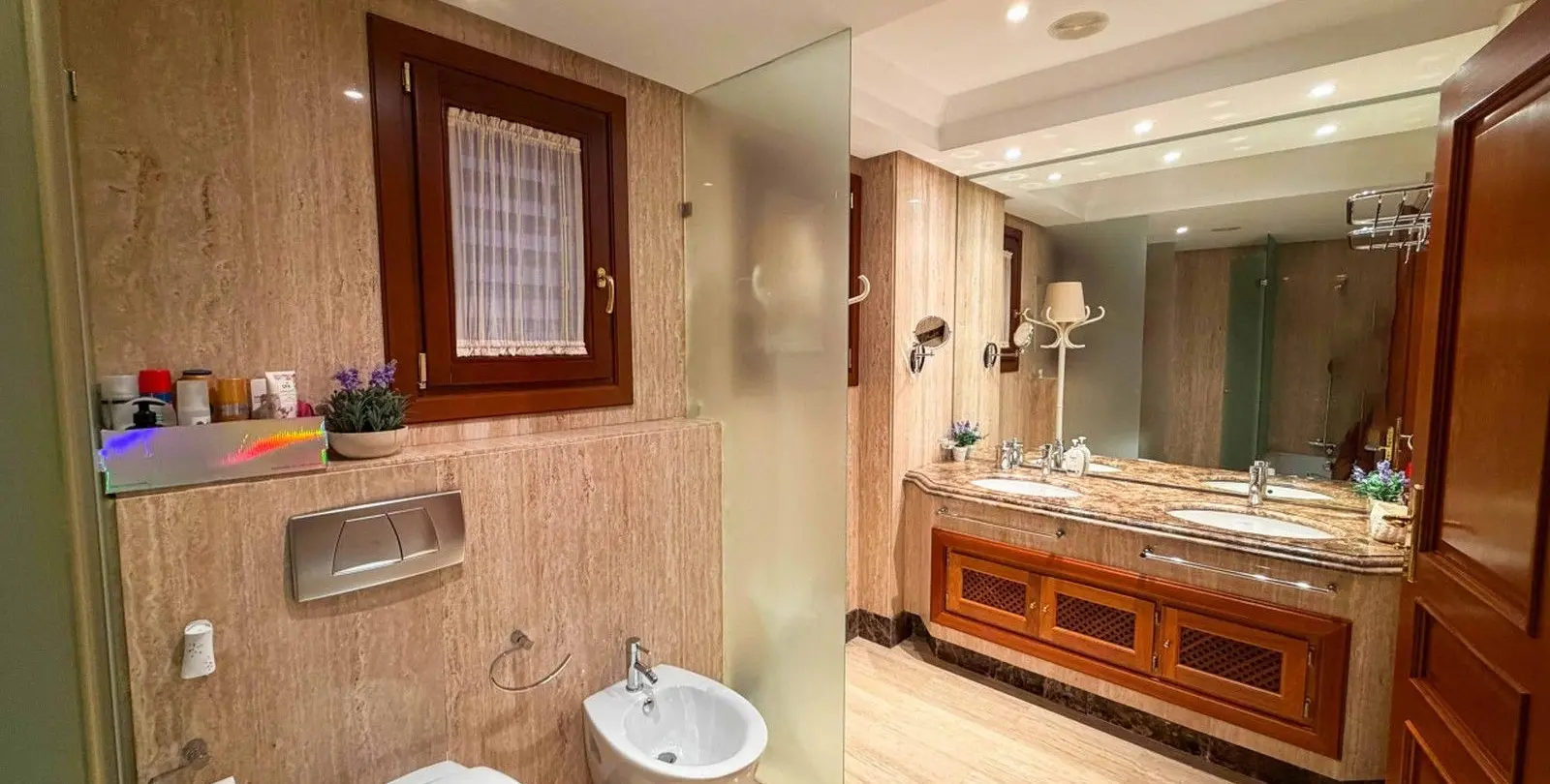 Venta de apartamento en planta media en New Golden Mile 14