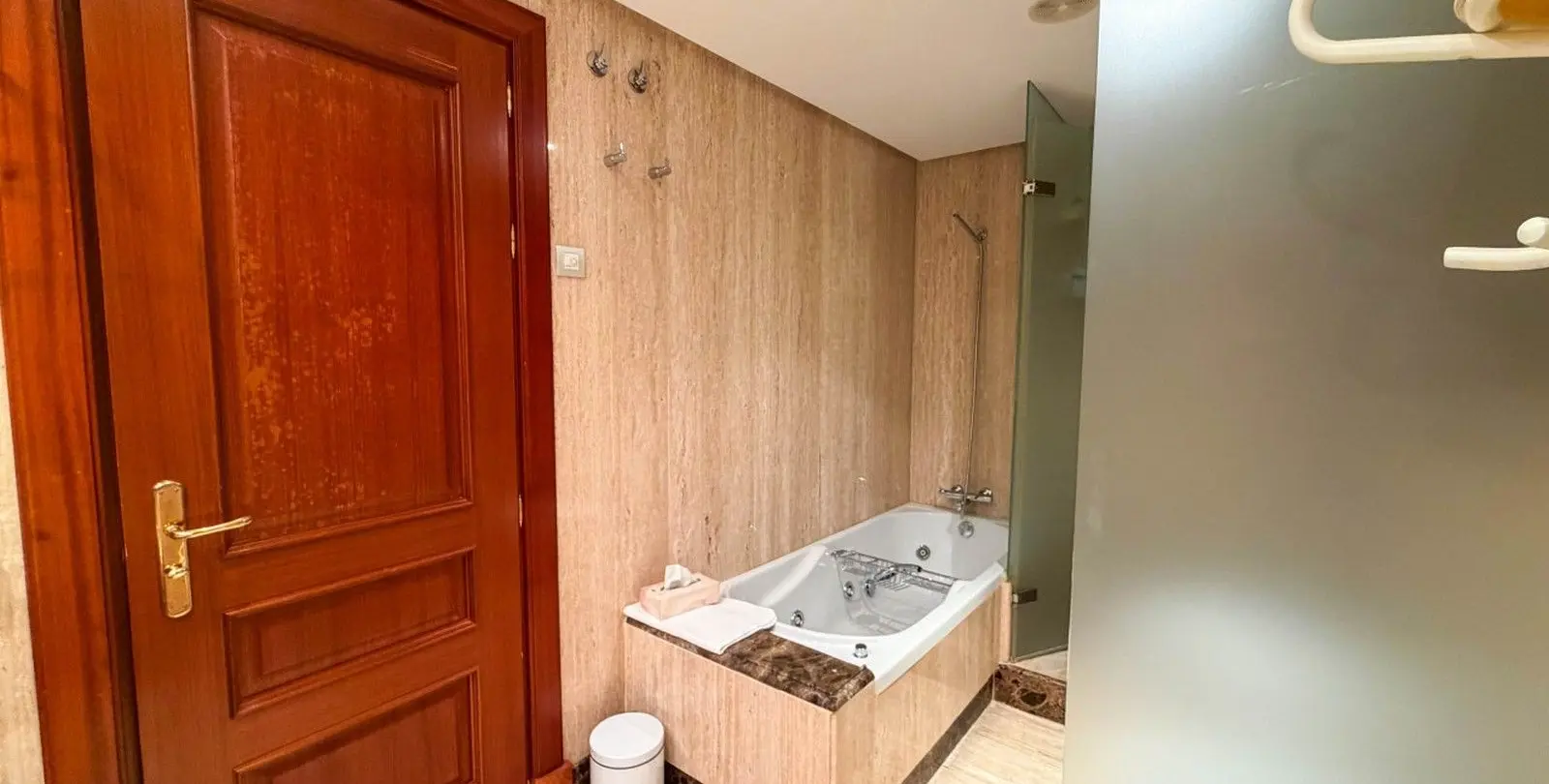 Venta de apartamento en planta media en New Golden Mile 15