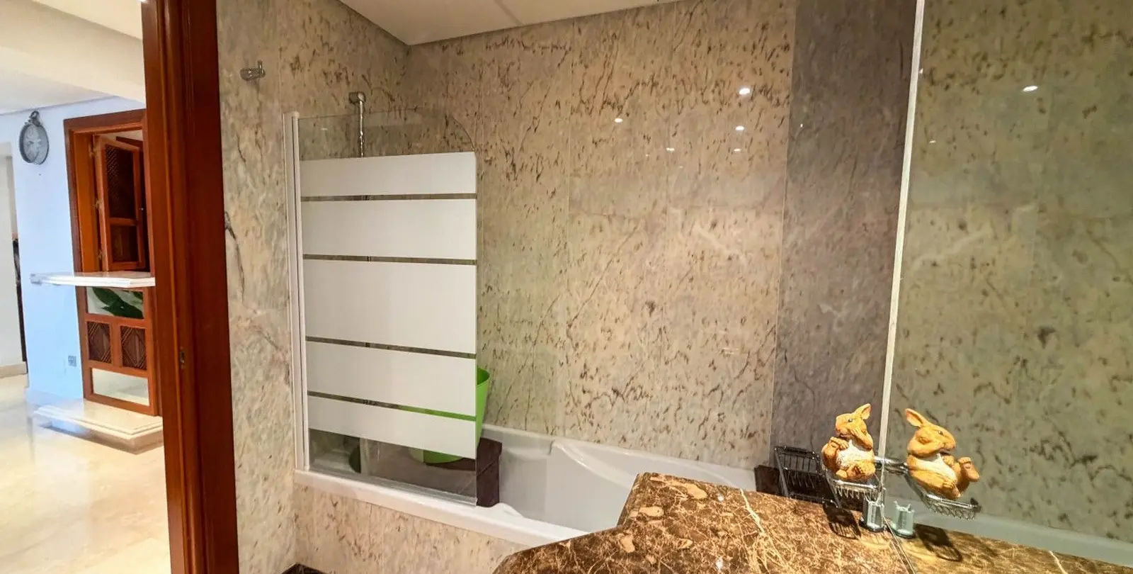 Venta de apartamento en planta media en New Golden Mile 16