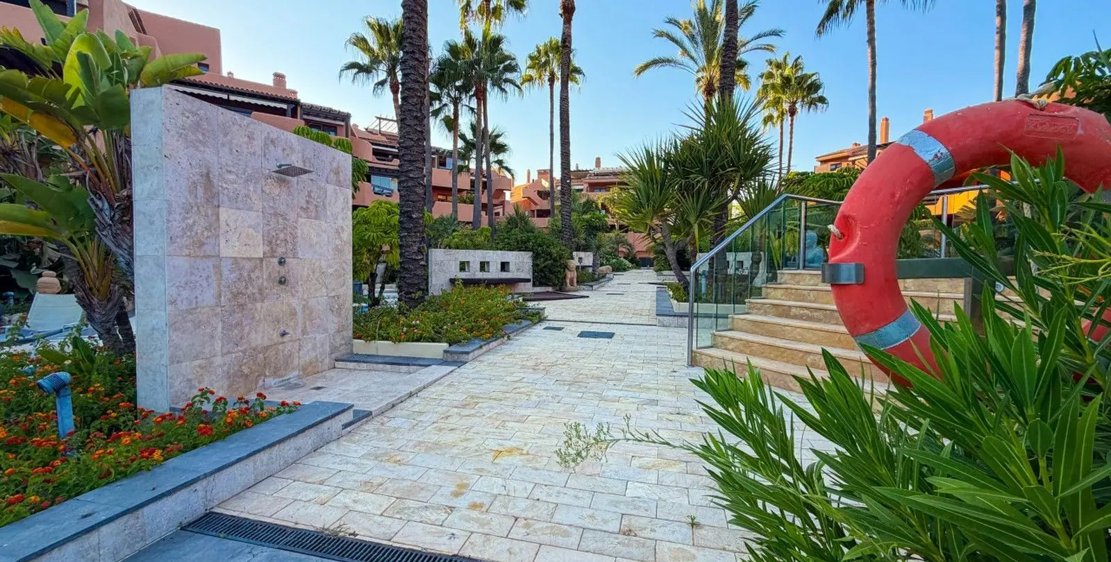 Venta de apartamento en planta media en New Golden Mile 17