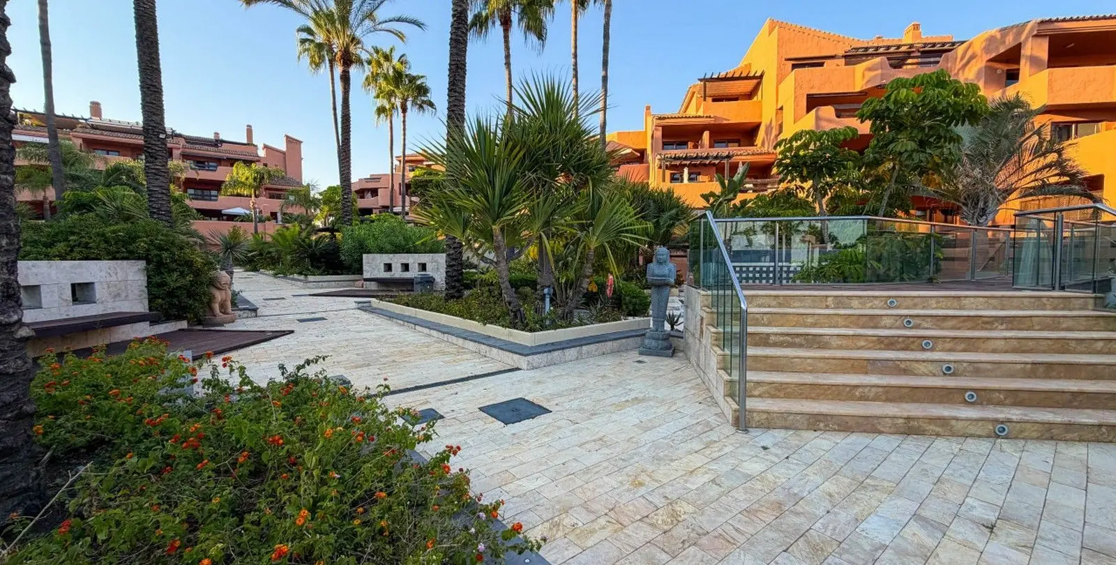 Venta de apartamento en planta media en New Golden Mile 18