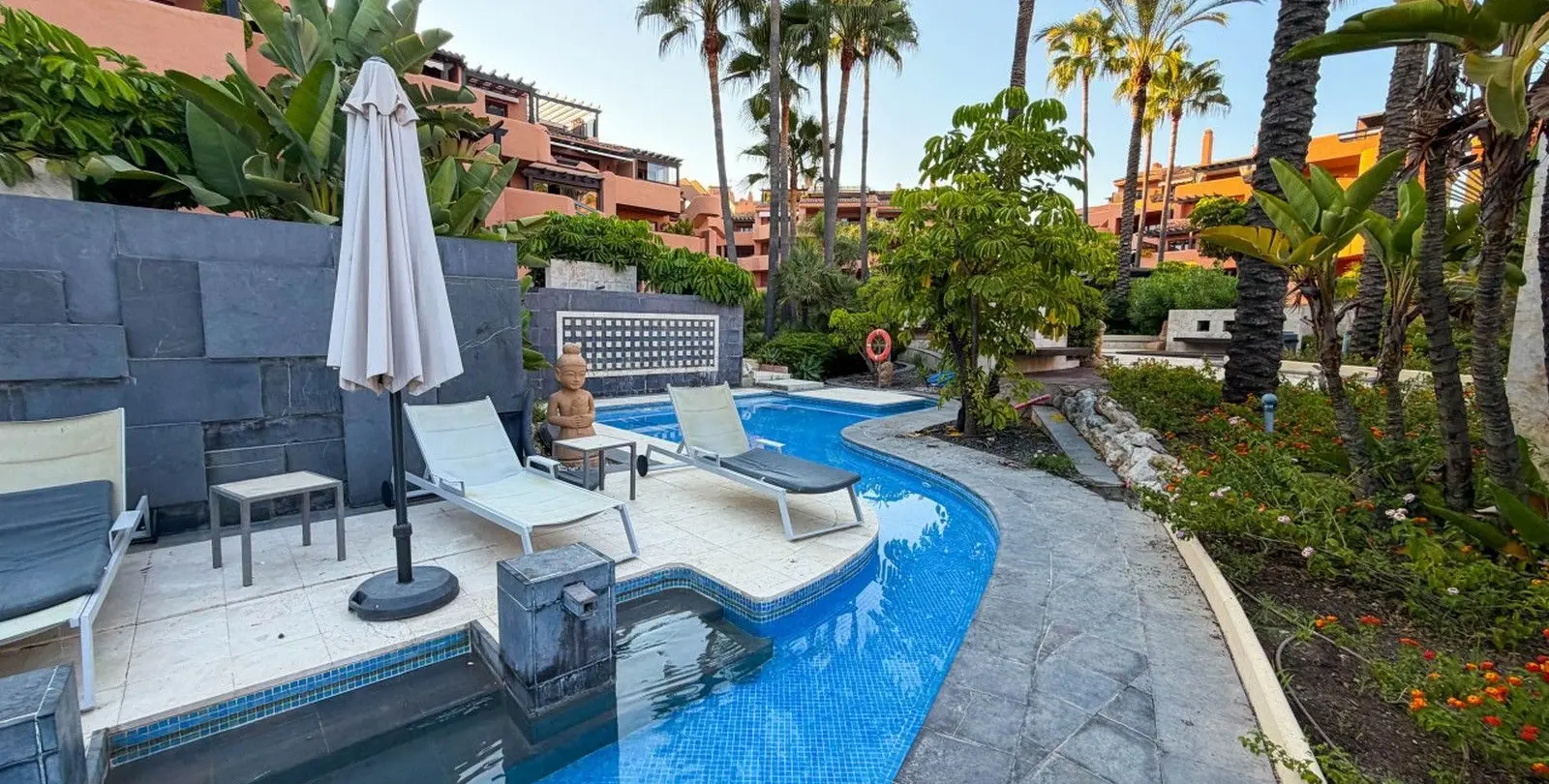 Venta de apartamento en planta media en New Golden Mile 19