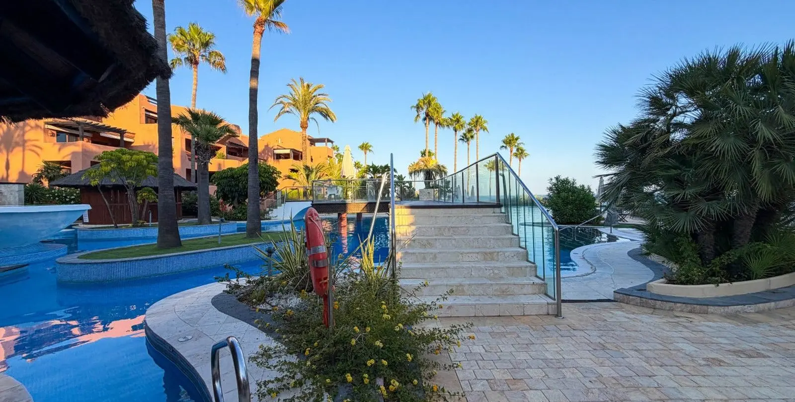 Venta de apartamento en planta media en New Golden Mile 20