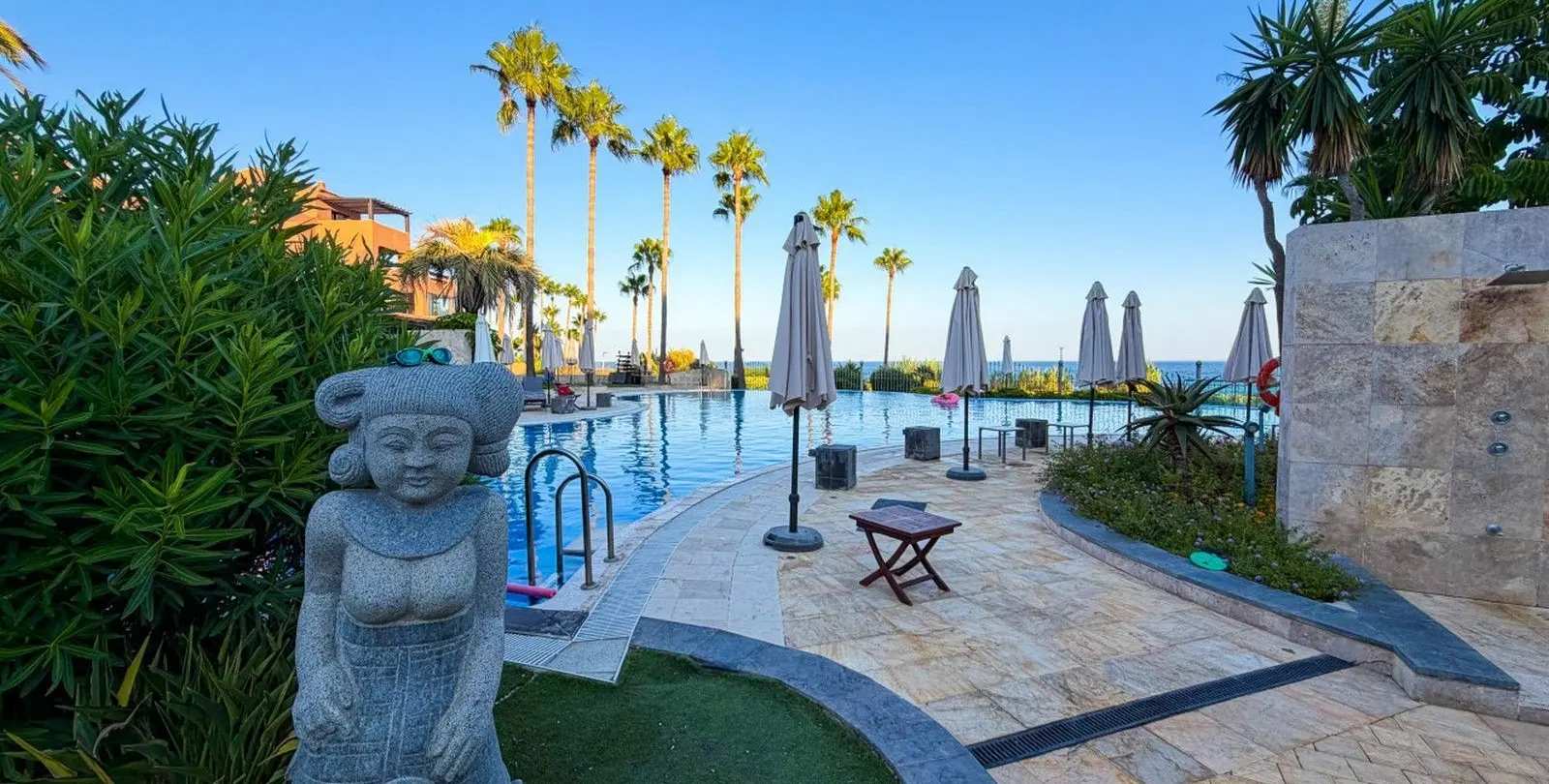 Venta de apartamento en planta media en New Golden Mile 21