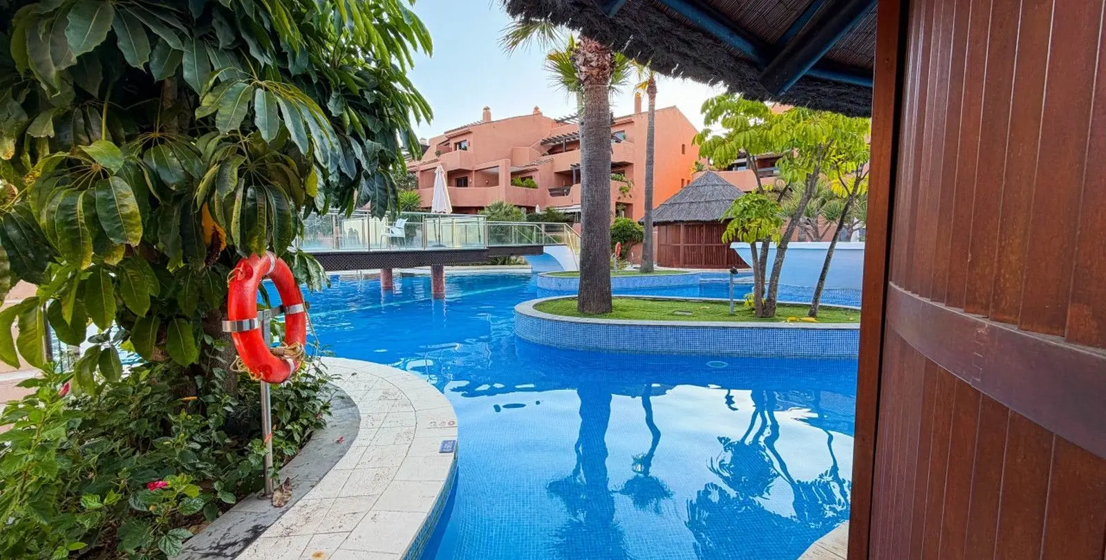 Venta de apartamento en planta media en New Golden Mile 22