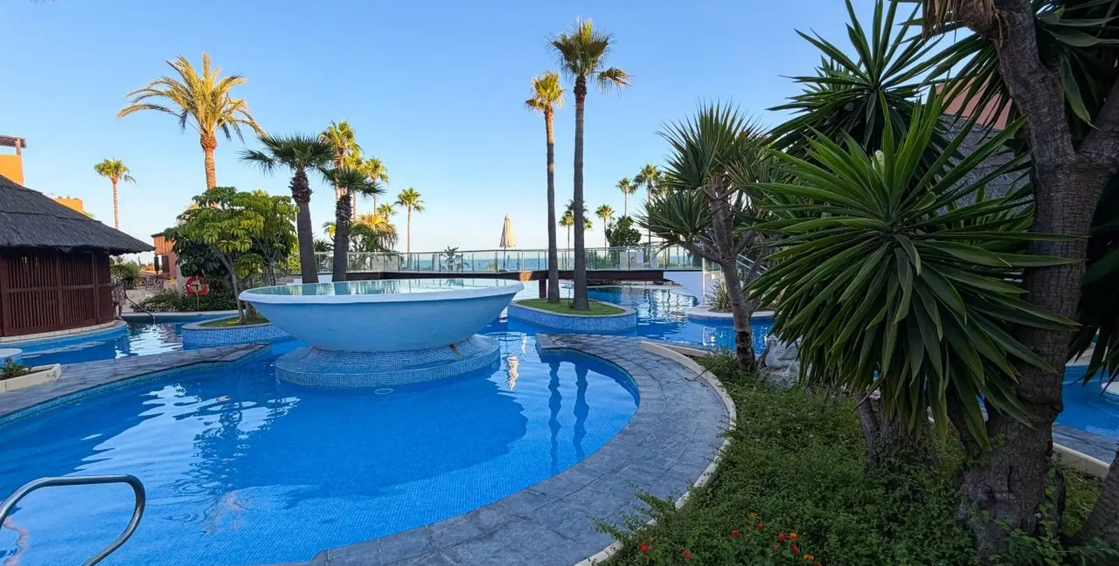Venta de apartamento en planta media en New Golden Mile 23