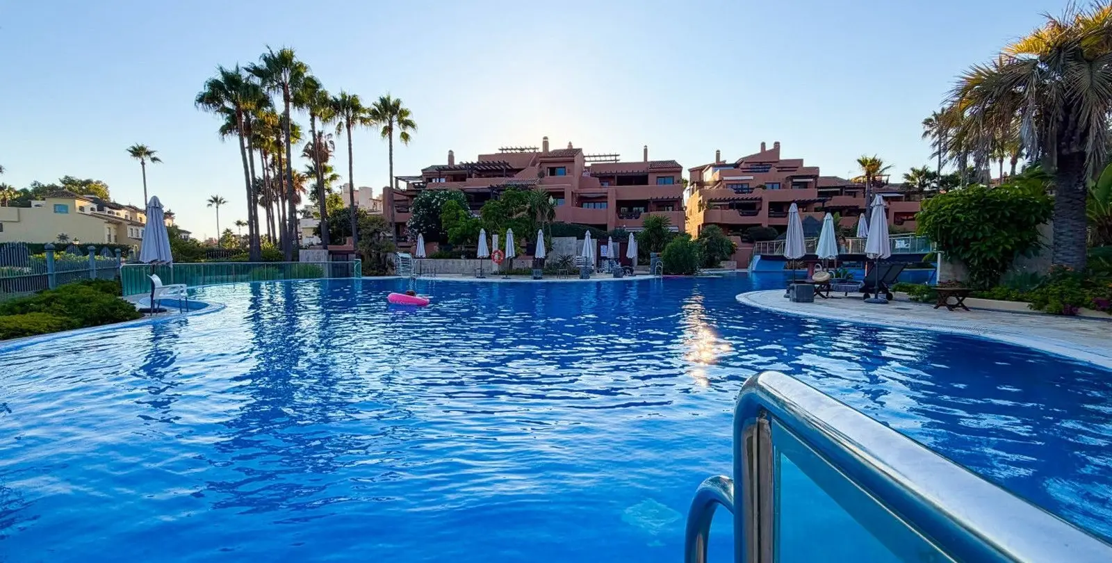 Venta de apartamento en planta media en New Golden Mile 24