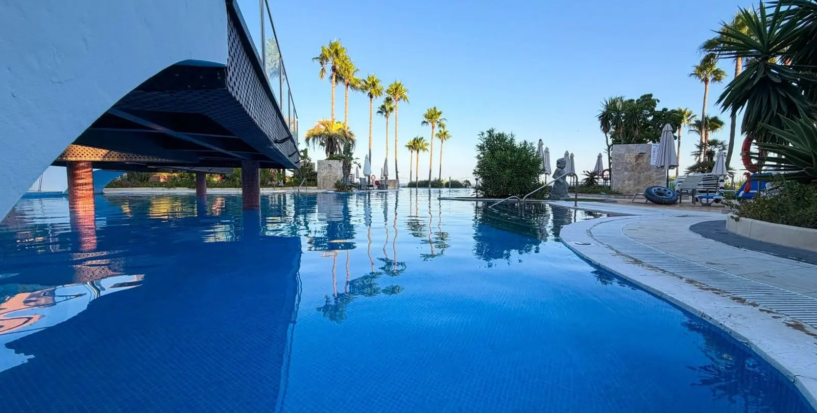 Venta de apartamento en planta media en New Golden Mile 25