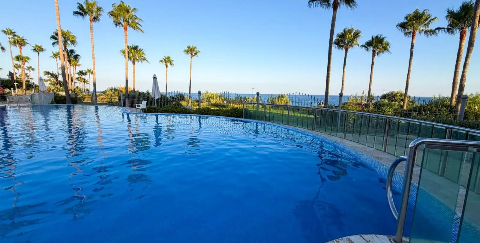 Venta de apartamento en planta media en New Golden Mile 26