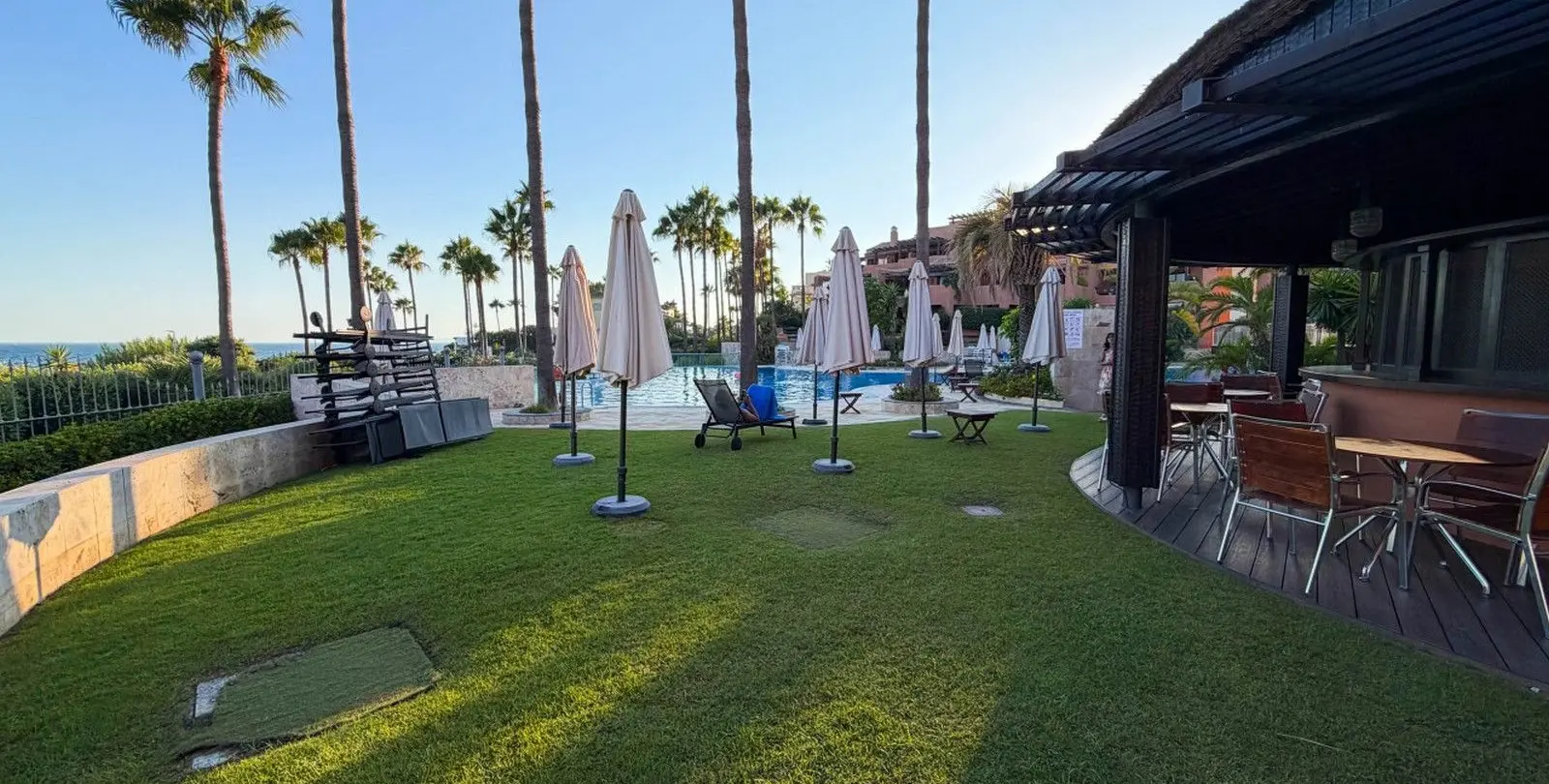 Venta de apartamento en planta media en New Golden Mile 27