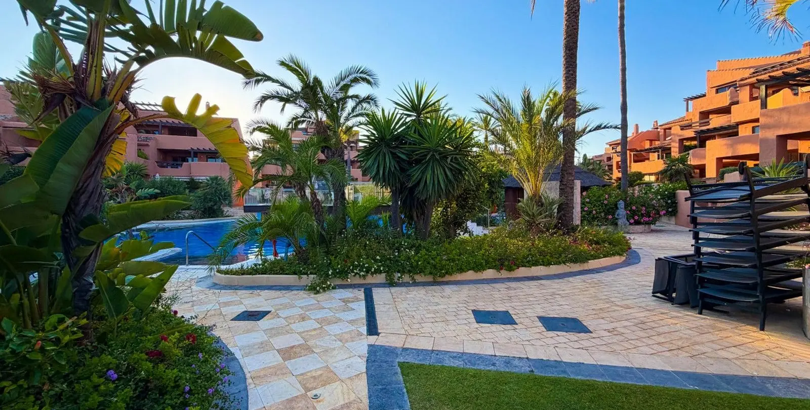Venta de apartamento en planta media en New Golden Mile 28