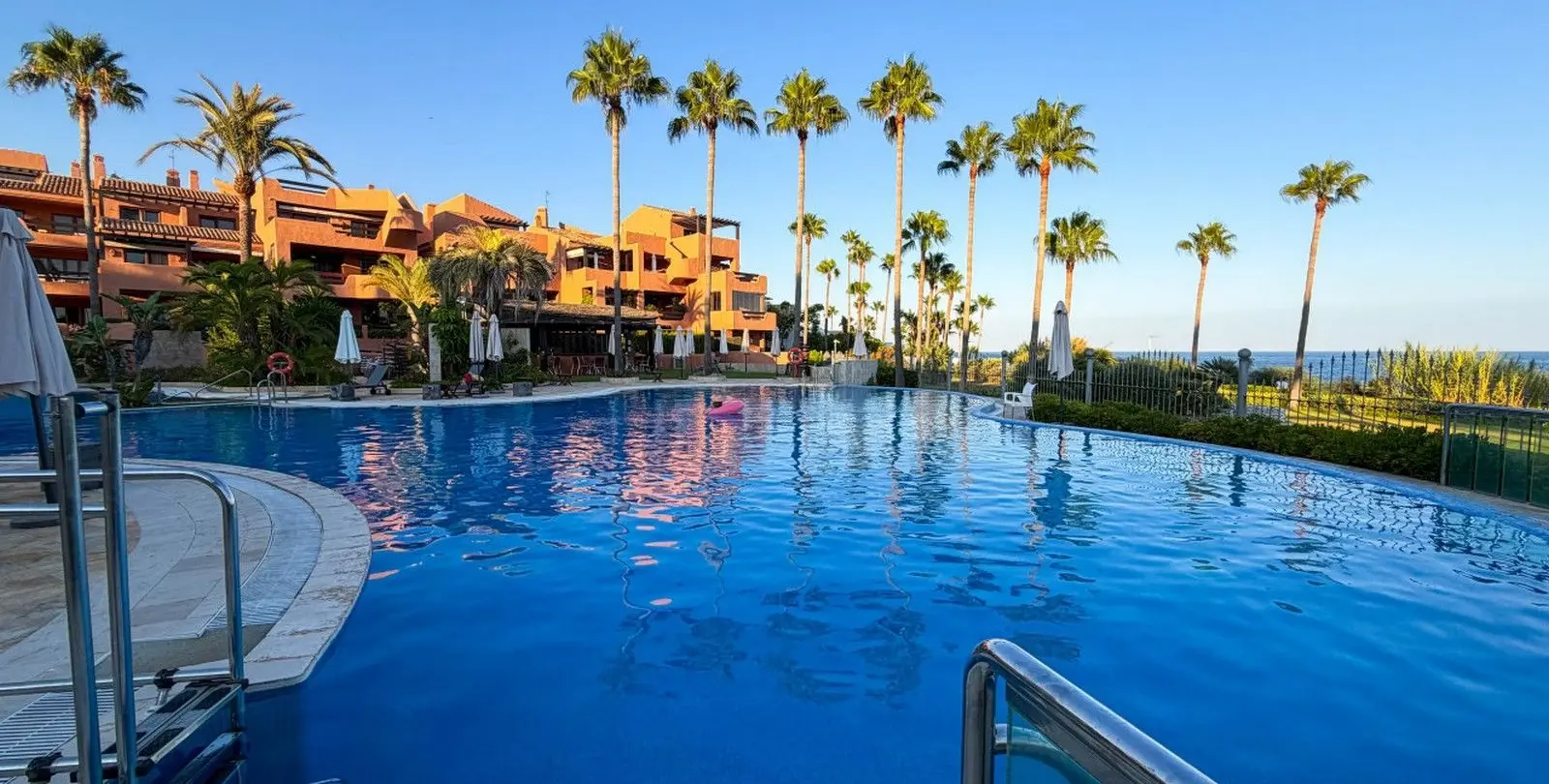 Venta de apartamento en planta media en New Golden Mile 29