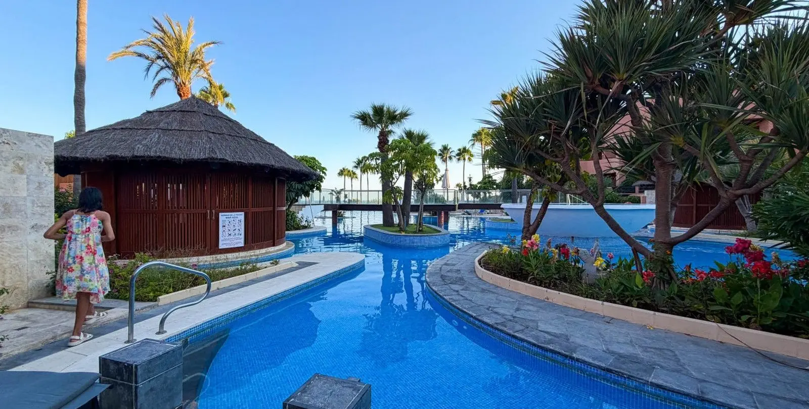 Venta de apartamento en planta media en New Golden Mile 30