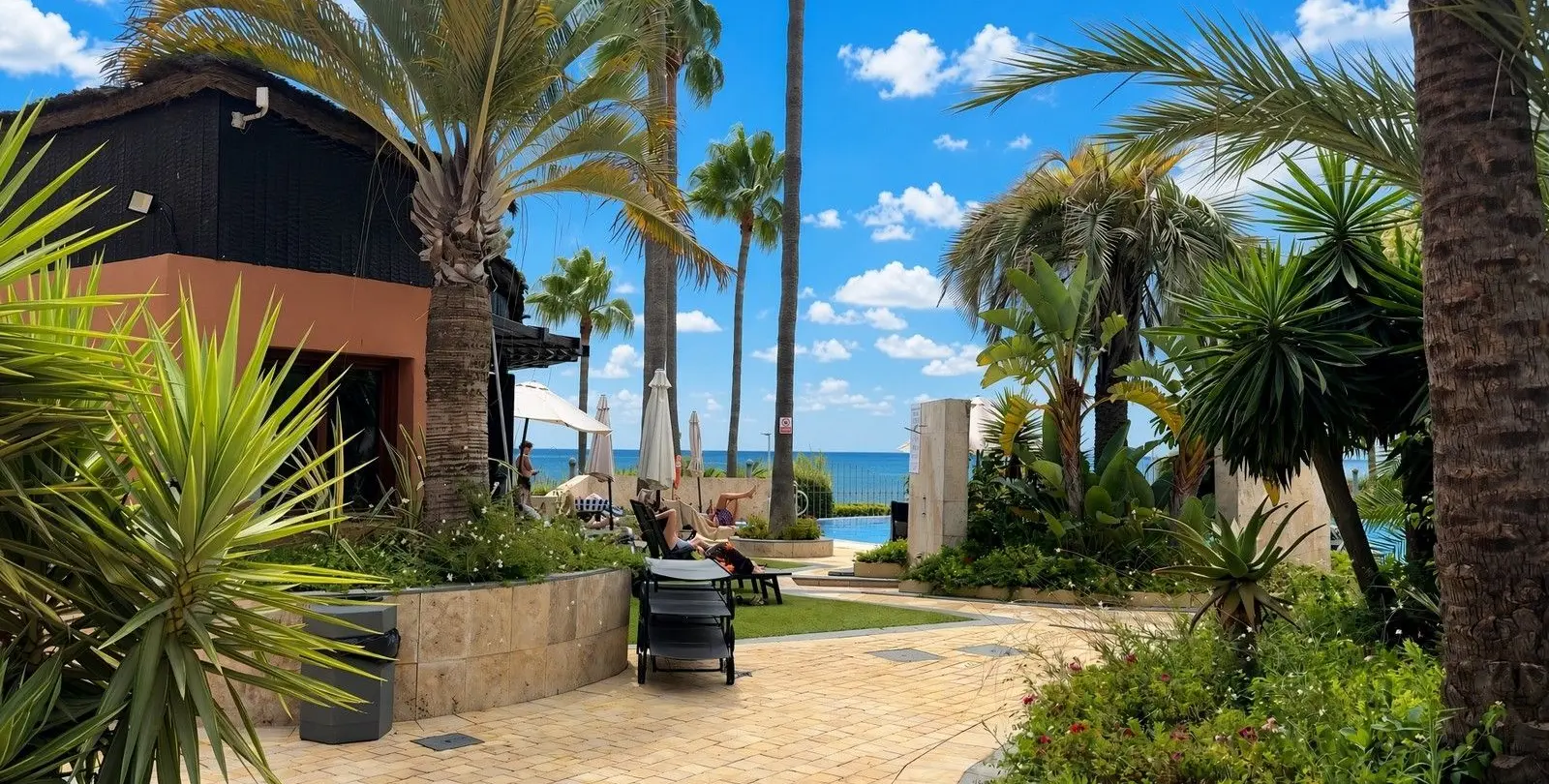 Sale of middle floor apartment in New Golden Mile 31