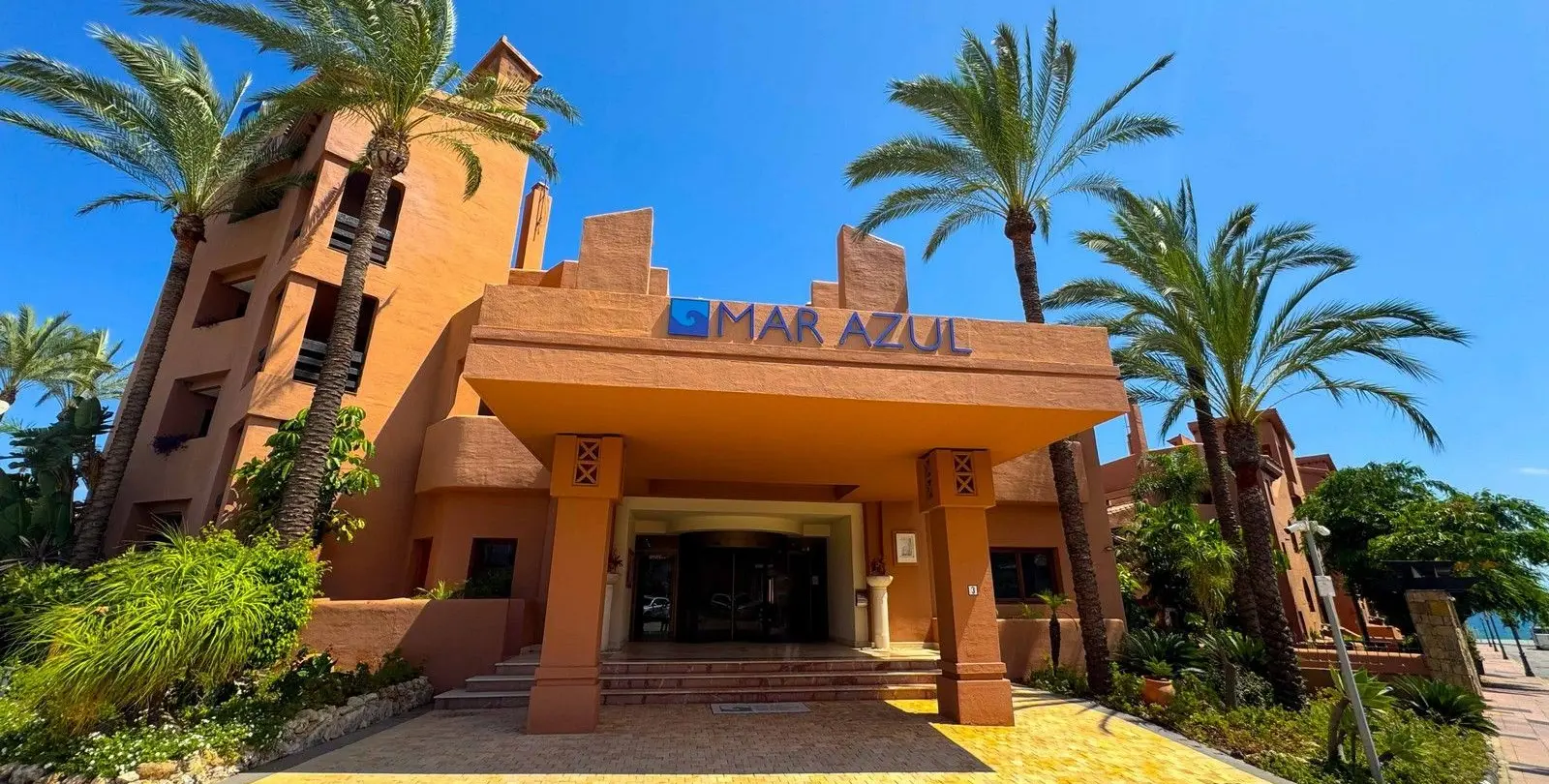 Sale of middle floor apartment in New Golden Mile 34